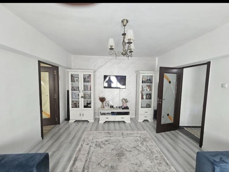 Apartament cu 3 camere semidecomandat în Mioriței