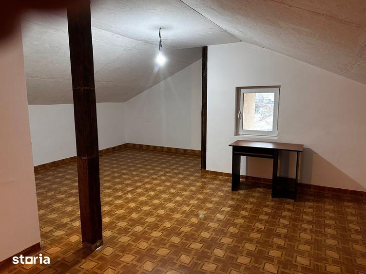 Casă cu 6 camere cu Teren 310 Mp în Apărătorii Patriei