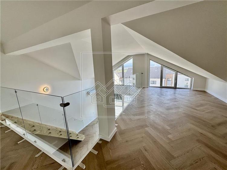 Penthouse cu 3 camere semidecomandat în Exterior Vest