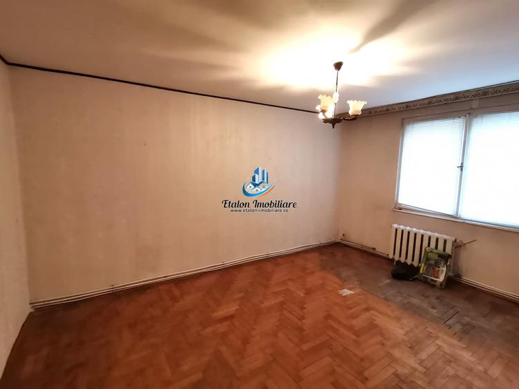 Apartament cu 3 camere decomandat în Mărăței