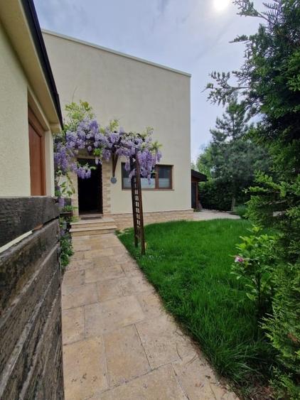 Duplex cu 4 camere cu Canalizare în 1 Decembrie