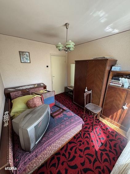 Apartament cu 3 camere semidecomandat în Exterior Vest