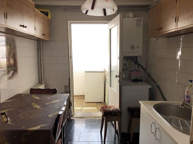 Apartament cu 3 camere decomandat în Costești