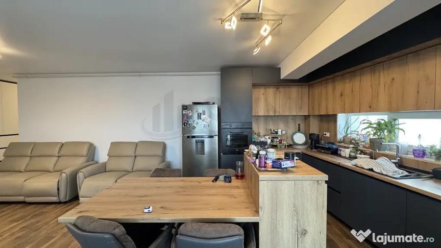 Apartament cu 4 camere semidecomandat în Viilor