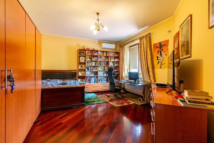 Casă individuală cu 7 camere cu Teren 3249 Mp în Central
