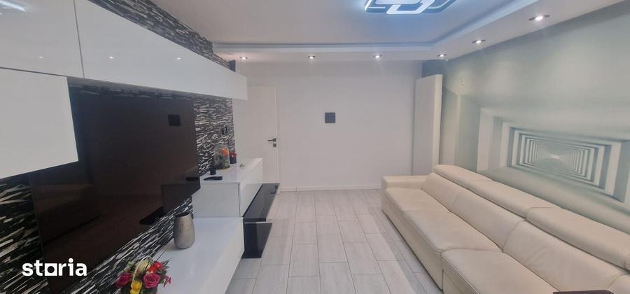 Apartament cu 4 camere decomandat în Central