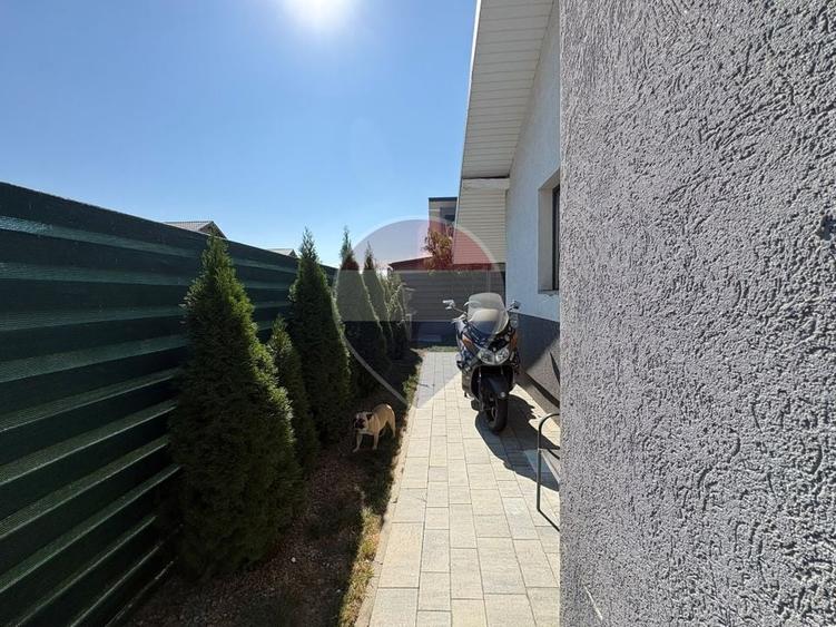 Casă individuală cu 3 camere cu Teren 250 Mp în Exterior Est