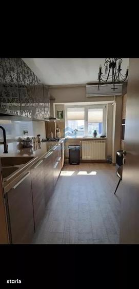 Apartament cu 3 camere semidecomandat în Victoriei