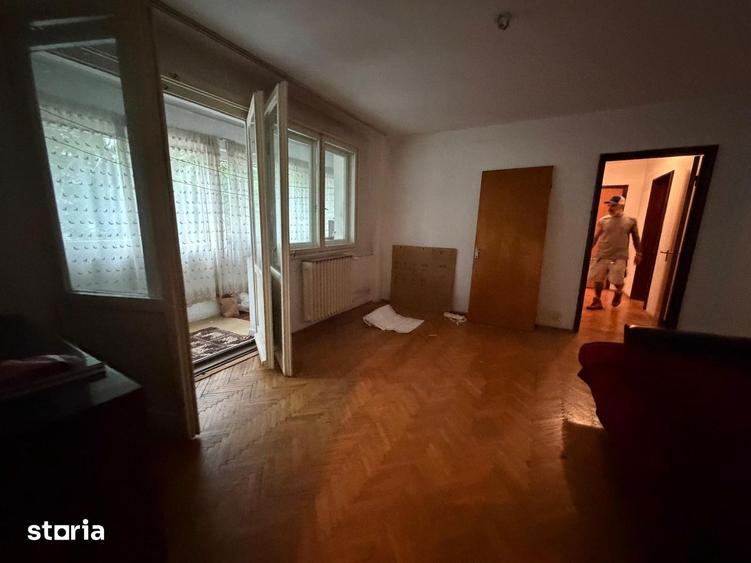 Apartament cu 3 camere semidecomandat în Dristor