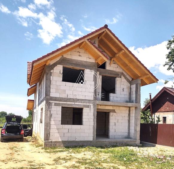 Casă individuală cu 4 camere cu Garaj în Radoși