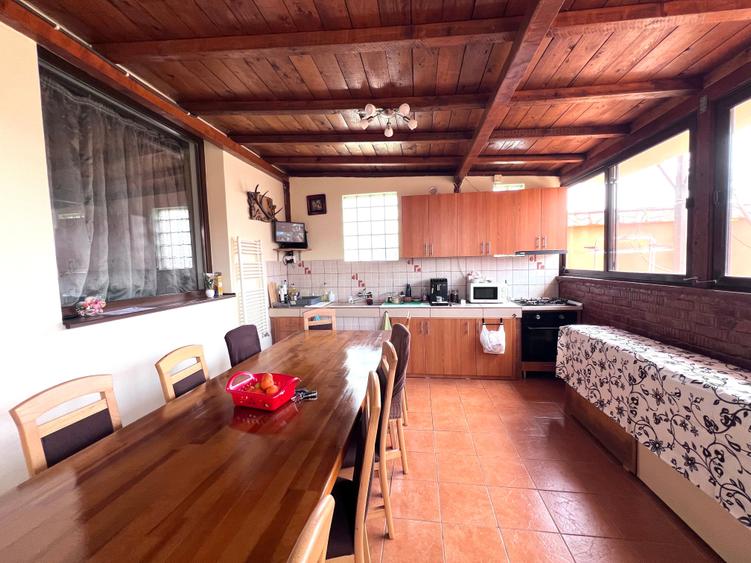 Casă cu 8 camere cu Teren 400 Mp în Central