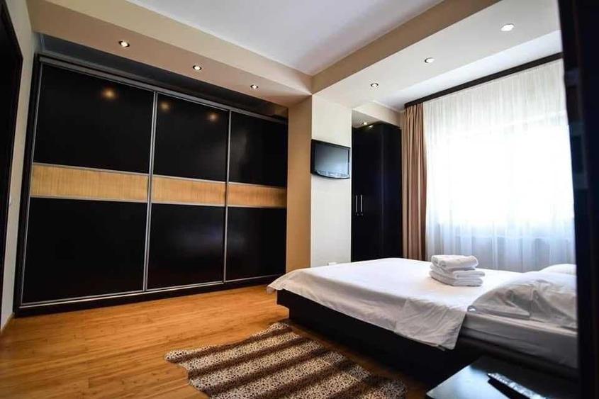 Apartament cu 3 camere decomandat în Exterior Vest