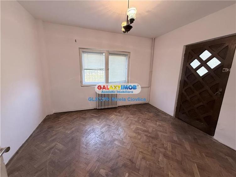 Casă cu 5 camere cu Garaj în Central