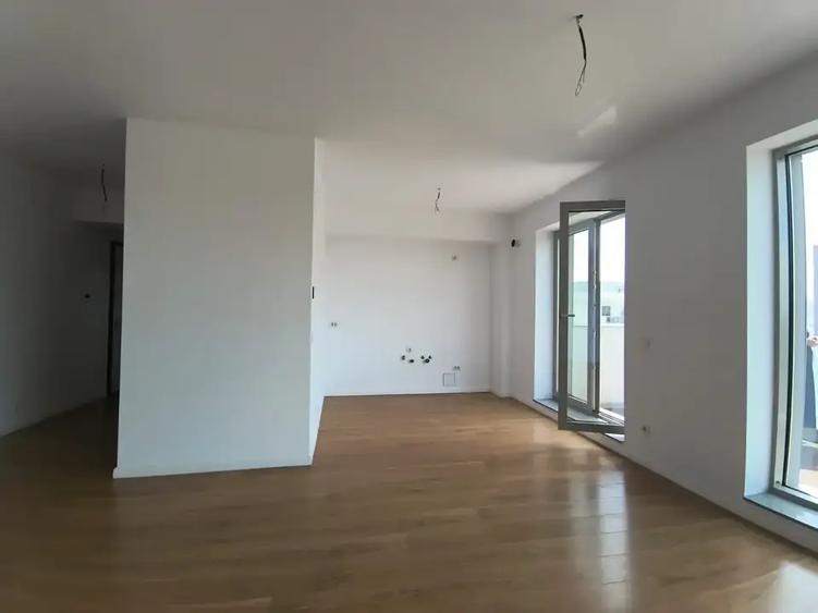 Penthouse cu 4 camere decomandat în 1 Mai
