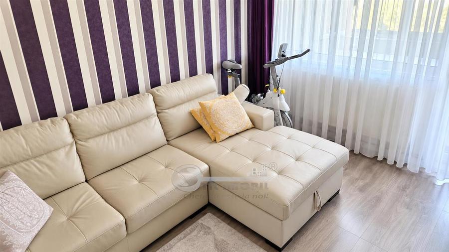 Apartament cu 3 camere decomandat în Podu Roș