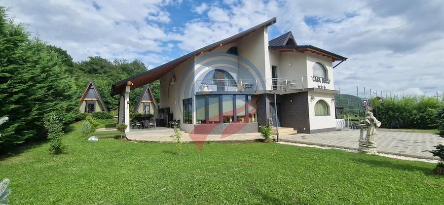 Casă cu 8 camere cu Teren 5574 Mp în Periferie
