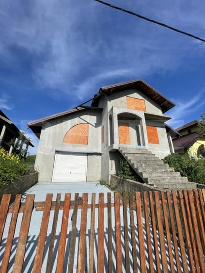 Casă individuală cu 3 camere cu Garaj în Fălticeni