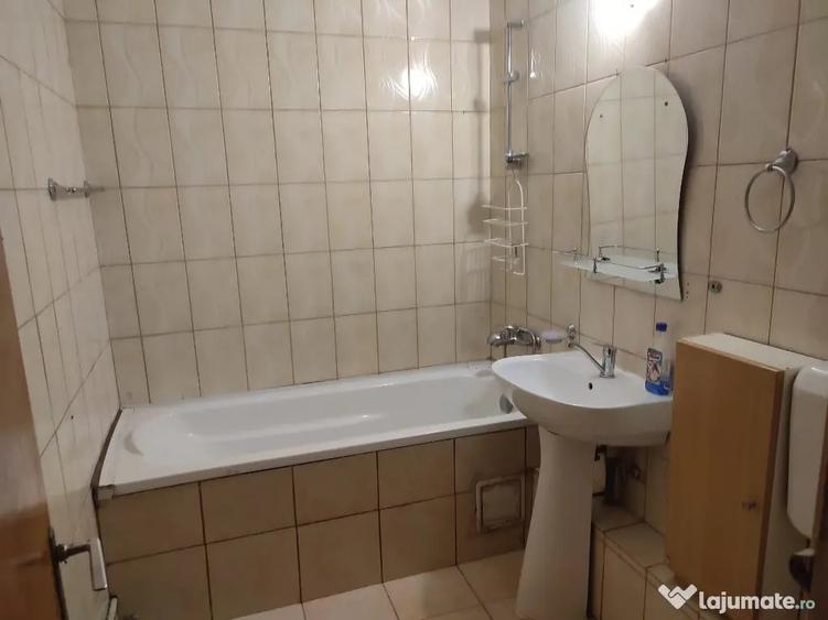 Apartament cu 4 camere semidecomandat în Moșilor