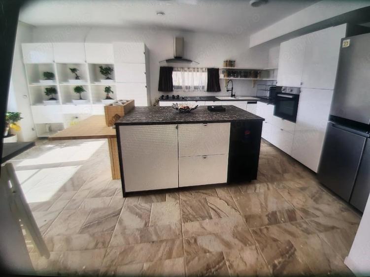 Casă cu 9 camere cu Teren 622 Mp în Sud