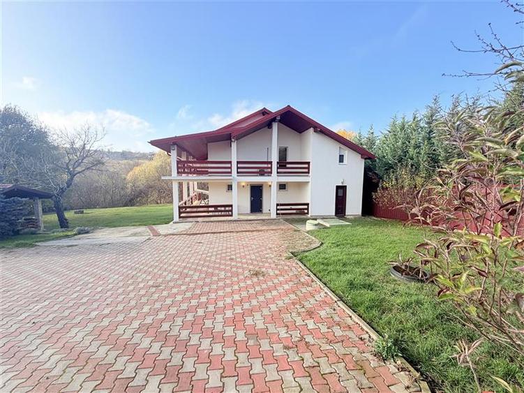 Casă individuală cu 4 camere cu Teren 1670 Mp în Bârnova