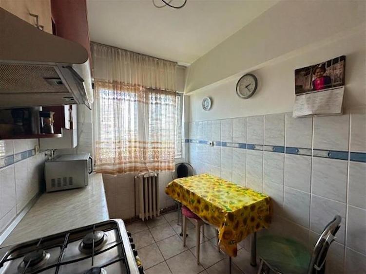 Apartament cu 3 camere semidecomandat în Podu Roș