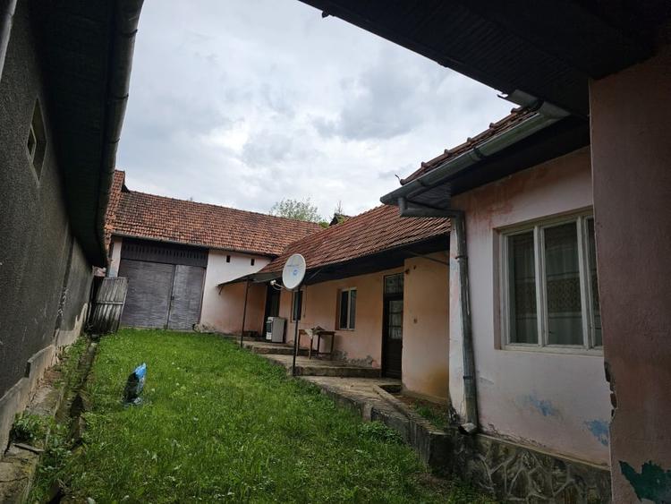 Casă individuală cu 4 camere cu Canalizare în Izbuc