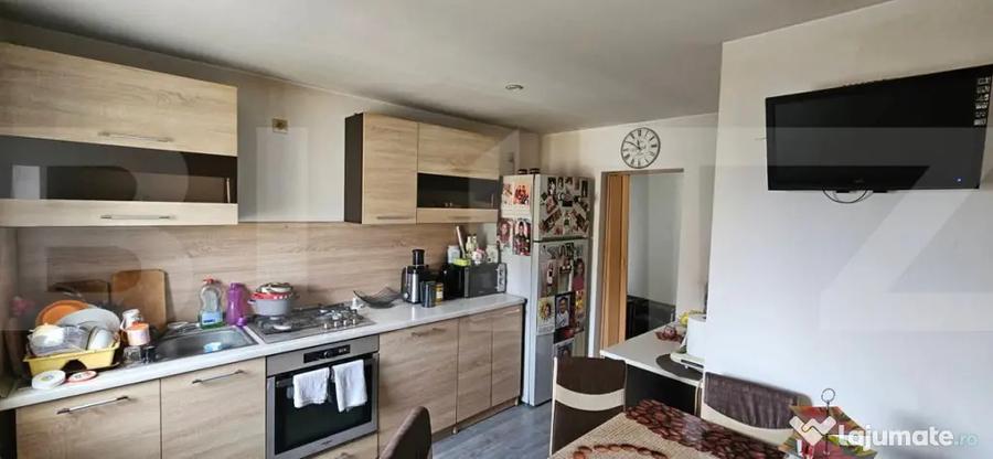 Apartament cu 3 camere semidecomandat în Ozun