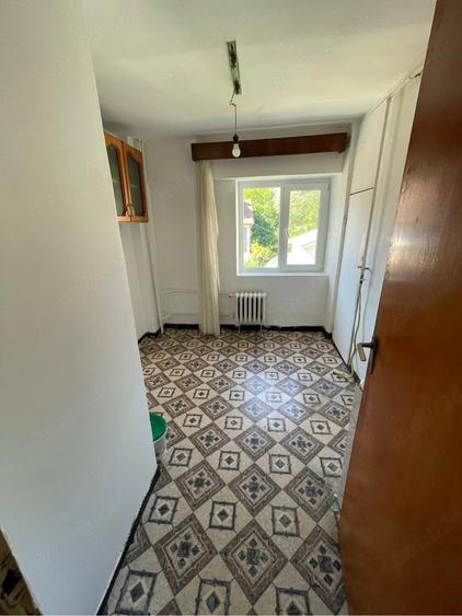 Apartament cu 3 camere semidecomandat în Frații Golești