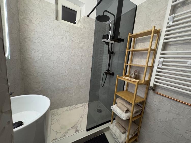 Apartament cu 3 camere decomandat, mobilat în Titan