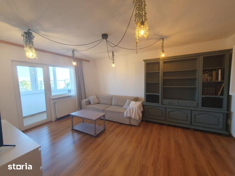 Apartament cu 3 camere decomandat în Est