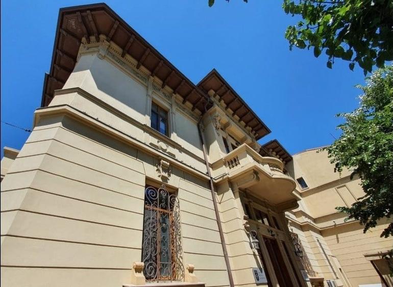 Casă cu 17 camere cu Garaj în P-ța Romană