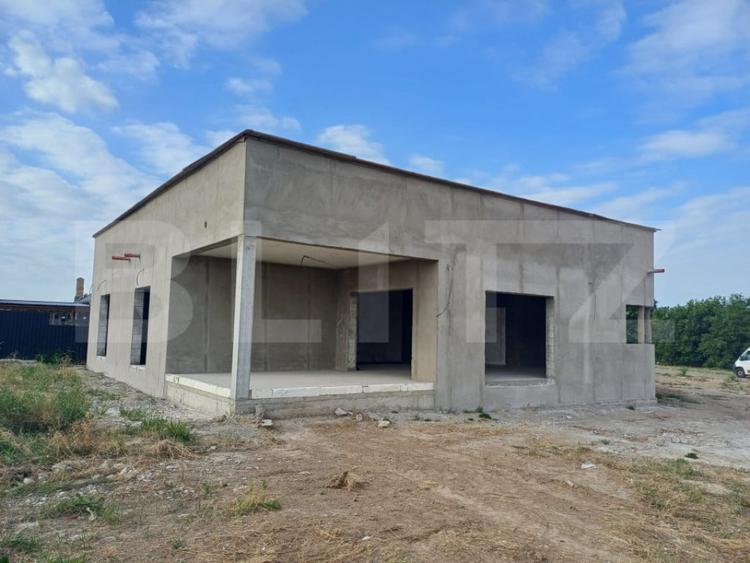 Casă cu 4 camere cu Teren 1000 Mp în Mitocu Dragomirnei