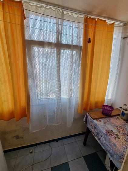 Apartament cu 3 camere semidecomandat, mobilat în Km 4-5