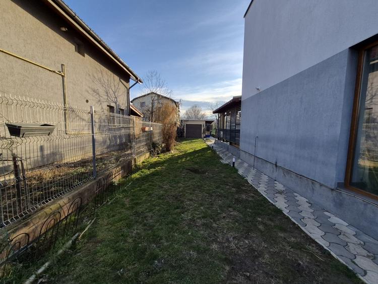 Casă individuală cu 5 camere cu Canalizare în Dumbrăvița