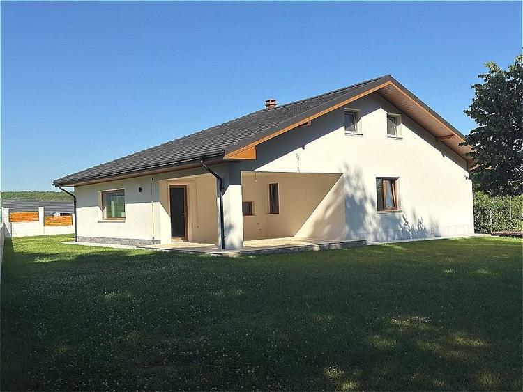 Casă individuală cu 4 camere cu Canalizare în Bârnova