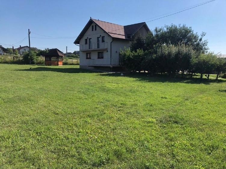 Casă individuală cu 5 camere cu Teren 1000 Mp în Șcheia