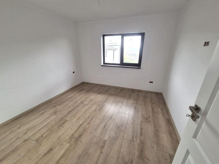 Casă individuală cu 5 camere cu Canalizare în Cetate