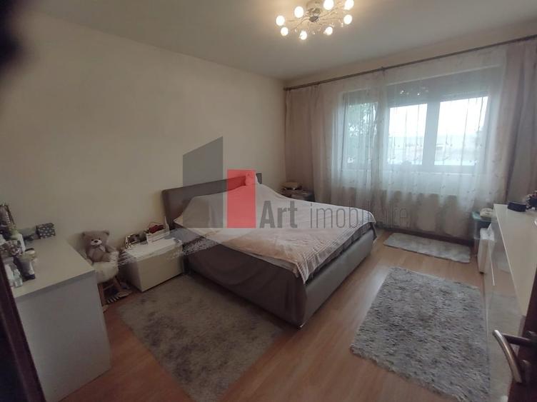 Casă cu 4 camere în Olteni
