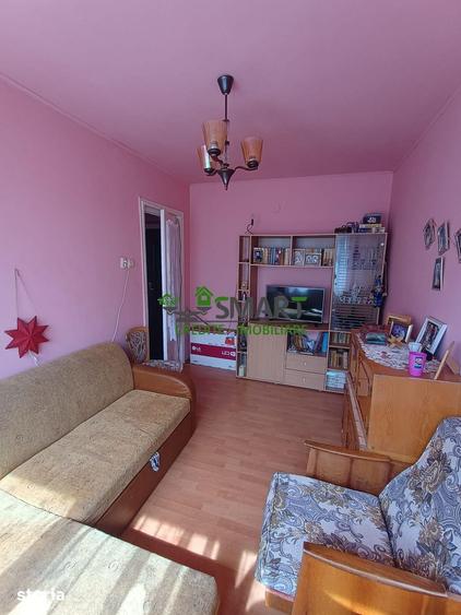 Apartament cu 3 camere semidecomandat în Valea Roșie