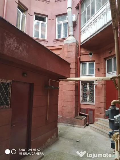 Spațiu comercial, de 2,600 mp, în Universitate