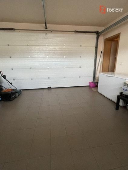 Casă individuală cu 7 camere cu Canalizare în Dumbrăvița