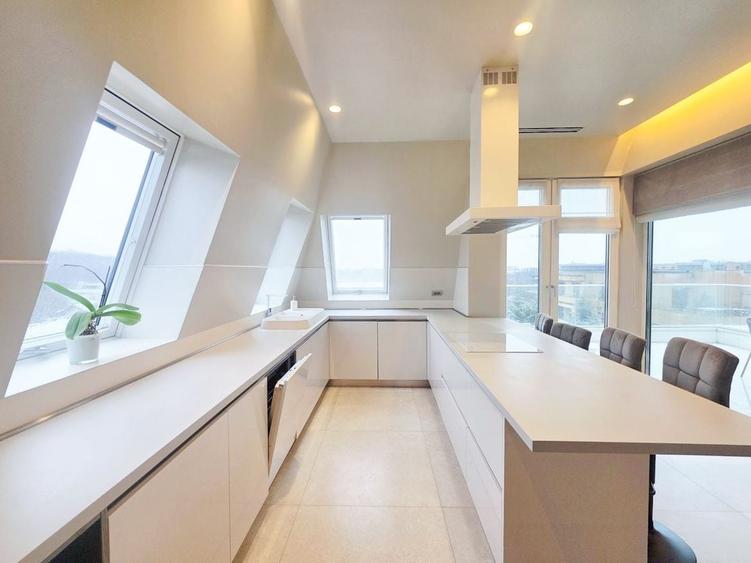 Apartament cu 4 camere decomandat, mobilat în Iancu Nicolae