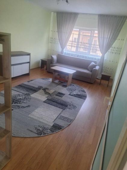 Inchiriez apartament cu doua camere decomandate mobilat si utilat la etj 4zona Biserica de carton.Chiria este de 290euro +290garantie - 1