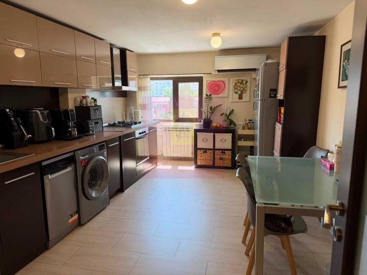 Apartament cu 4 camere decomandat în Decebal