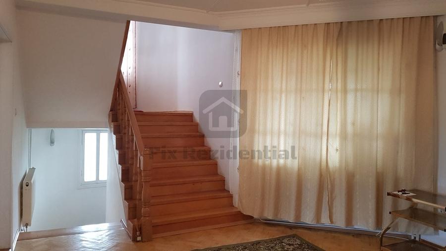 Casă individuală cu 9 camere cu Canalizare în Central