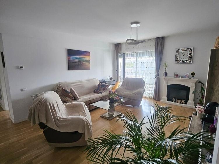 Apartament cu 3 camere decomandat, mobilat în P-ța Victoriei