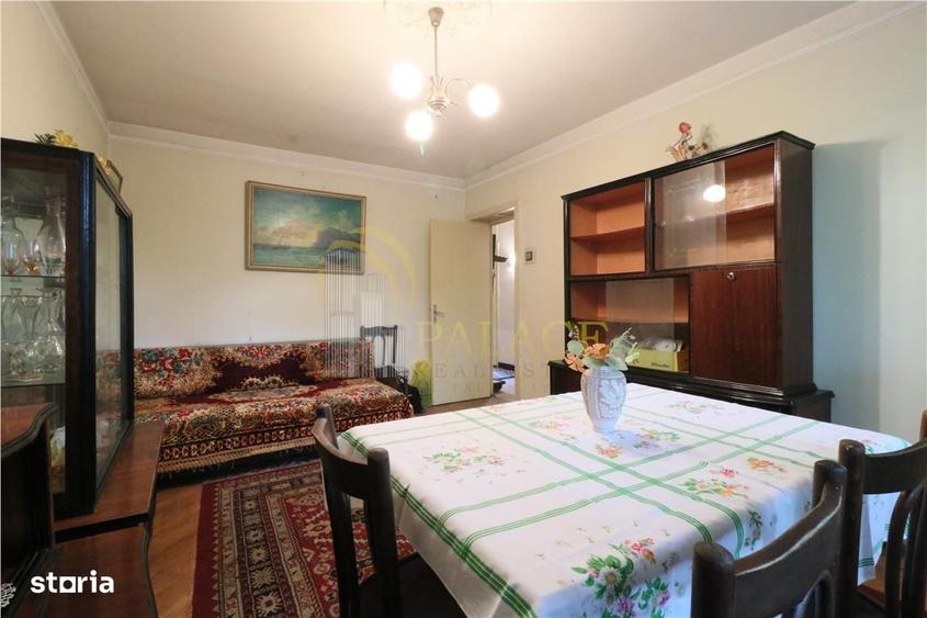 Apartament cu 3 camere decomandat în Podu Roș