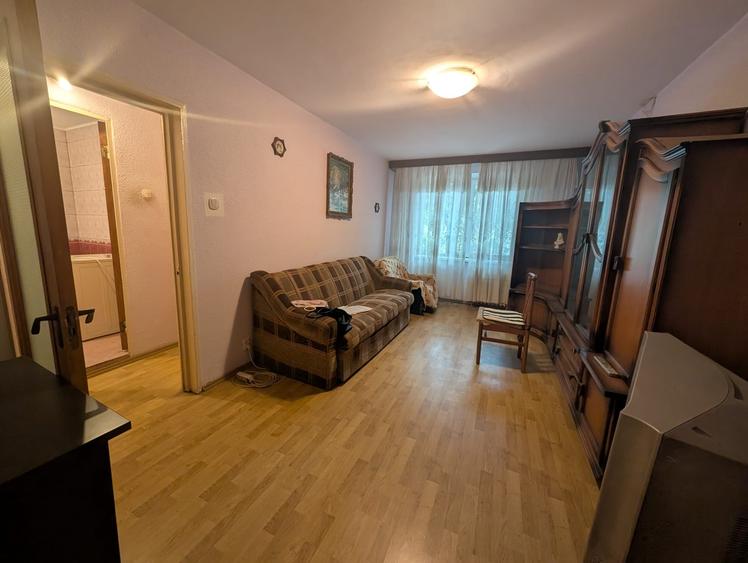 Apartament cu 3 camere semidecomandat în Drumul Taberei
