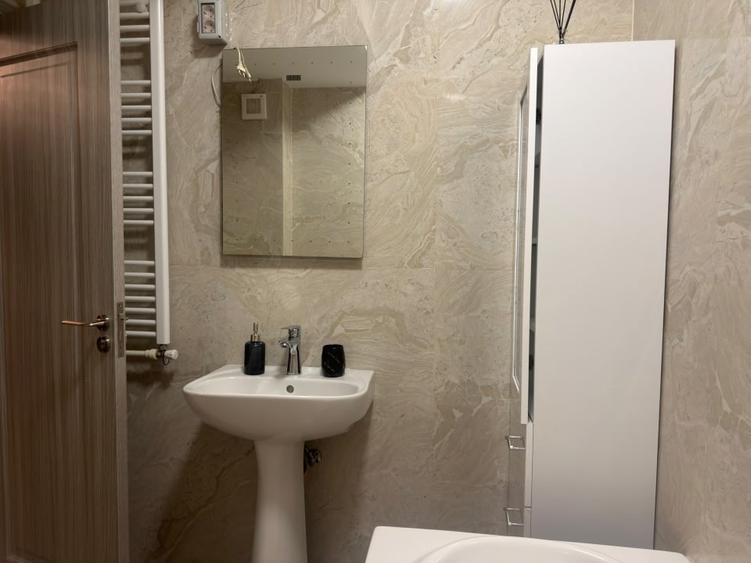 Apartament cu 2 camere semidecomandat, mobilat în Nord-Vest