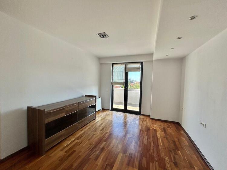Apartament cu 4 camere decomandat, mobilat în Iancu Nicolae